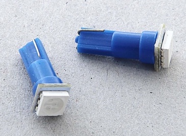 Автолампа светодиодная Т5 (W2,0-4,6d) синяя, 1 SMD 5050 диод (панель приборов) (б/цок, малая) 12v